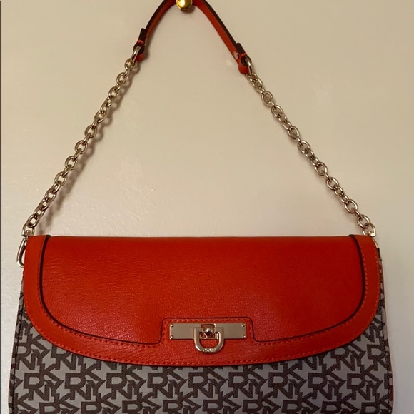 DKNY HANDBAG, comes with a duster bag. - Picture 6 of 6